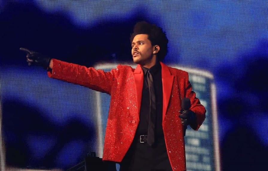 El cantante The Weeknd rinde homenaje a la radio FM con la complicidad del actor Jim Carrey
