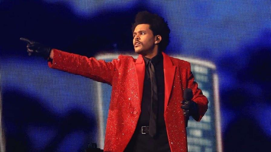 El cantante The Weeknd rinde homenaje a la radio FM con la complicidad del actor Jim Carrey
