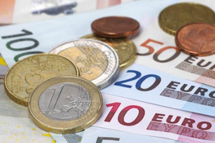 El euro cae tras las cifras de ventas minoristas de EEUU