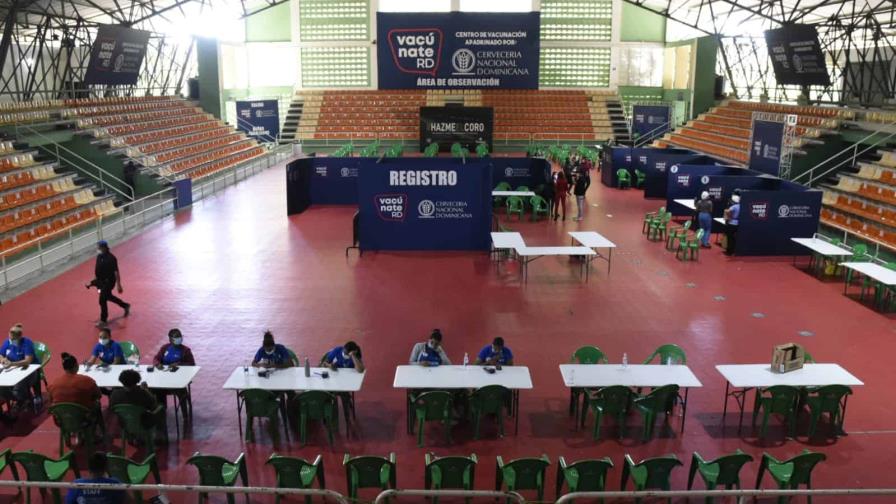 Centros de pruebas por COVID-19 están llenos, mientras asistencia de personas para vacunarse camina lento