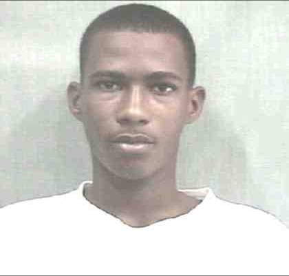 Es solicitado por el Tercer Juzgado de la Instrucción de Santo Domingo (jurisdicción permanente) mediante la orden de arresto no. 14480-me-2010, por la presunta violación a las disposiciones establecidas en los artículos 295 y 304 del Código Penal en perjuicio del exsargento Bienvenido Soriano de la Fuerza Aérea Dominicana.