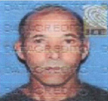 Se busca mediante orden de arresto No. 00220, de fecha 20 de abril de 2012, en violación al art. 265, 266, 295, 296 y 304 del Código Penal Dominicano, y los artículos 50 y 96 de la Ley 36, en perjuicio del hoy occiso Eddy Celestino Luna Minyetty.

