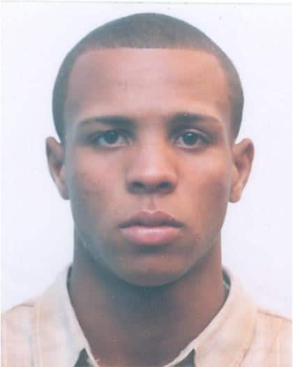 Se busca mediante la orden de arresto No. 07798-ME-2014 de fecha 03 de abril, 2014, emitida por el juez de la Jurisdicción de Atención Permanente del distrito judicial de Santo Domingo, por presunta violación a los artículos 265, 266, 295, 304, 309, 379, 382, 383 y 386 del Código Penal y artículos 39 y 40 de la Ley 36, en perjuicio de Pablo Alfredo Lara. 