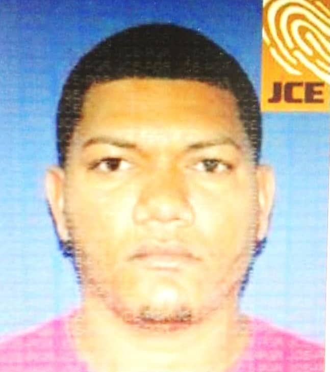 Buscado mediante orden de arresto 602-2019-eorj-0844, en violación a los arts. 265, 266, 295, 304, 379, 381 y 384, del Código Penal en perjuicio de los hoy occisos Mirian Salas Laureano y Rubén Salas Gómez.