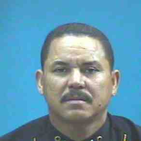 Se busca mediante orden de arresto marcada con el no. 12947-mie-2006 de fecha 18-12-2006 emitida por el Segundo Juzgado de la Instrucción del distrito judicial de Santo Domingo, por la presunta violación a las disposiciones establecidas en los artículos 295 y 304 del Código Penal.