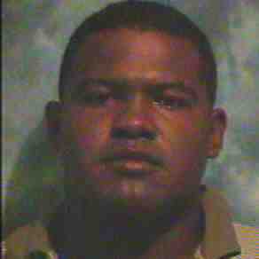 Buscado por la presunta violación a las disposiciones establecidas en los artículos 265, 266, 295, 296, 298 y 304, del Código Penal, y violar la Ley 36 sobre Comercio, Porte y Tenencia de Armas.