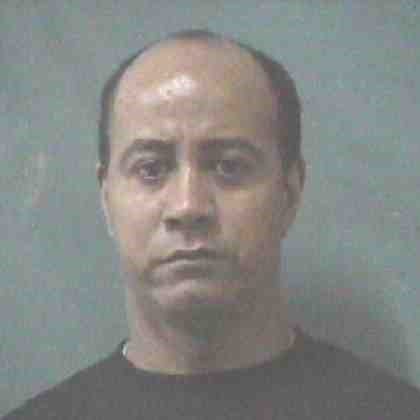 Es solicitado mediante la orden judicial de arresto no. 00088/2015 de fecha 18 de enero, 2015, por presunta violación a los artículos 295, 296, 304 del Código Penal Dominicano y La Ley 36 sobre porte y Tenencia de Armas, en perjuicio de señor Alejandro Pereira (occiso). 