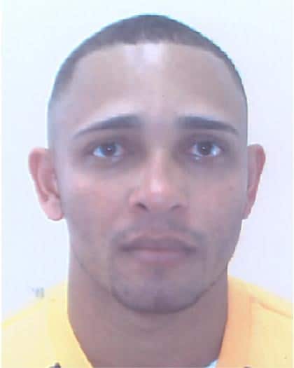 Buscado mediante orden de arresto marcada con el auto Juridicial no. 013/2015 de fecha 09 de enero, 2015, emitido por la juez titular del Juzgado de la Instrucción del Distrito Judicial de Samaná, por presunta violación a los artículos 295, 304 y 309 del Código Penal, en perjuicio de Hairo Reyes del Orbe (Occiso) y Héctor Rubio Feliz (Herido). Es muy peligroso y anda fuertemente Armado. 