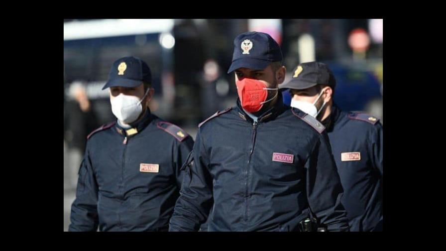 Policías italianos se quejan por tener que usar mascarillas de color rosa