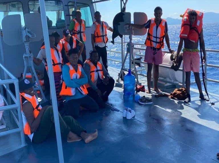 Rescatan a 16 personas tras zozobrar embarcación en Samaná