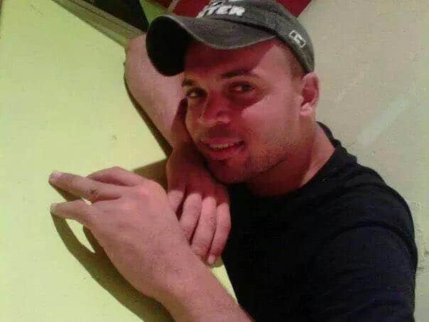 Tiene una orden de arresto No. 17207-ME-2014 por violación a los artículos 295 y 304 del Código Penal Dominicano, en perjuicio de un menor occiso representado por su padre el Henry Daniel de la Cruz. 