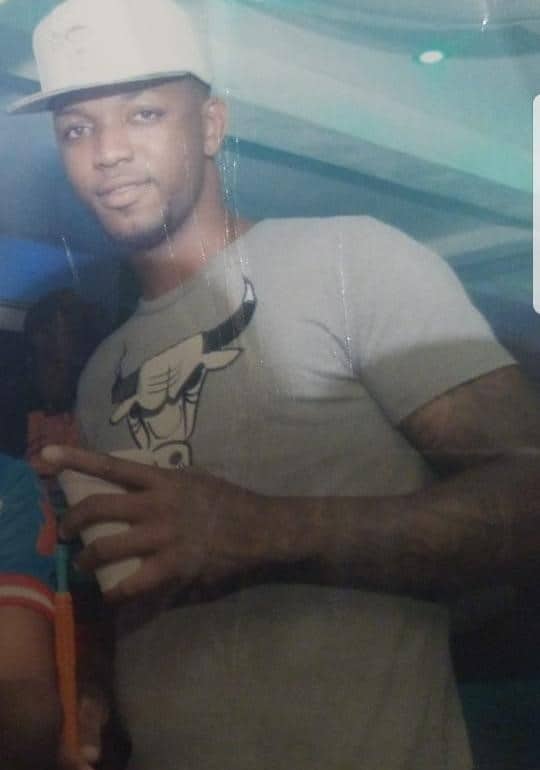 Está siendo buscado mediante orden de arresto 609-01-2019-taut-00724 por violación a los artículos 265, 266, 295, 296, 297, y 304 del Código Penal en perjuicio del hoy occiso Toy Van Tinteren.