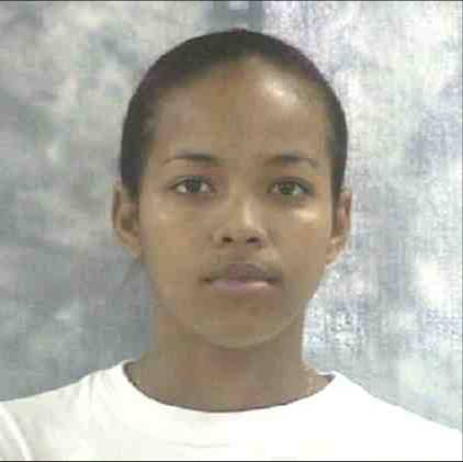 Es solicitada por el Tribunal de la Ejecución de la Pena del distrito judicial del Distrito Nacional mediante auto NO. 575-2010, de fecha 14 de mayo del año 2010, por violación a los artículos 265, 266, 295, 304, 379 y 382 del Código Penal. Fue condenada a 30 años de prisión.