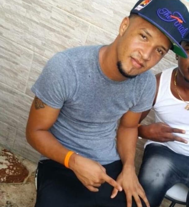 Está siendo buscado mediante orden de arresto 609-01-2019-taut-00720, en violación a los artículos 265, 266, 295, 296, 297 y 304 del Código Penal Dominicano en perjuicio del hoy occiso Roy Van Tinteren.