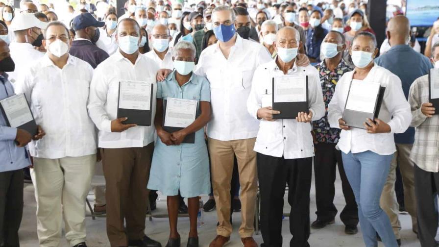 Presidente Abinader entrega más de mil títulos de propiedad a familias en Hato Mayor