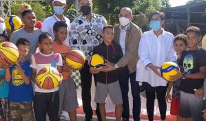 Pelotero Nelson Cruz realiza jornada de ayudas en su pueblo