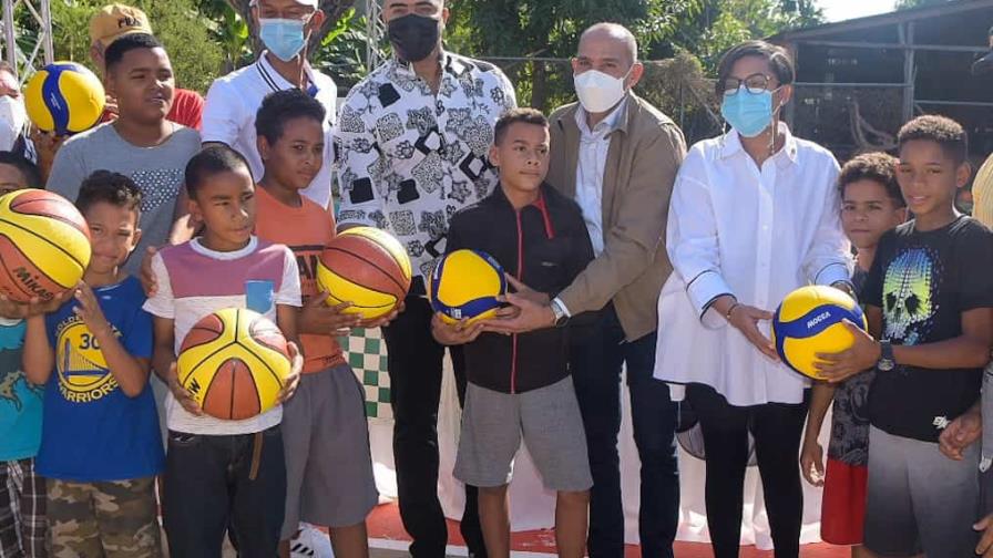 Pelotero Nelson Cruz realiza jornada de ayudas en su pueblo Pelotero Nelson Cruz realiza jornada de ayudas en su pueblo