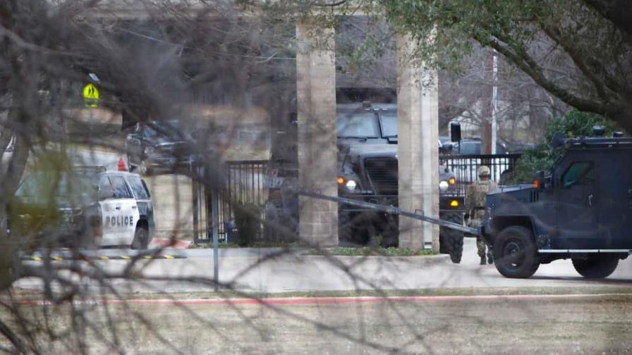 Liberan un rehén de los muchos detenidos en sinagoga de Texas