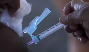 Francia impone la vacuna para la vida social y los viajes