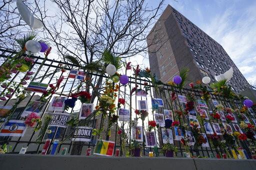 Recuerdan a 17 víctimas de incendio en edificio de Nueva York