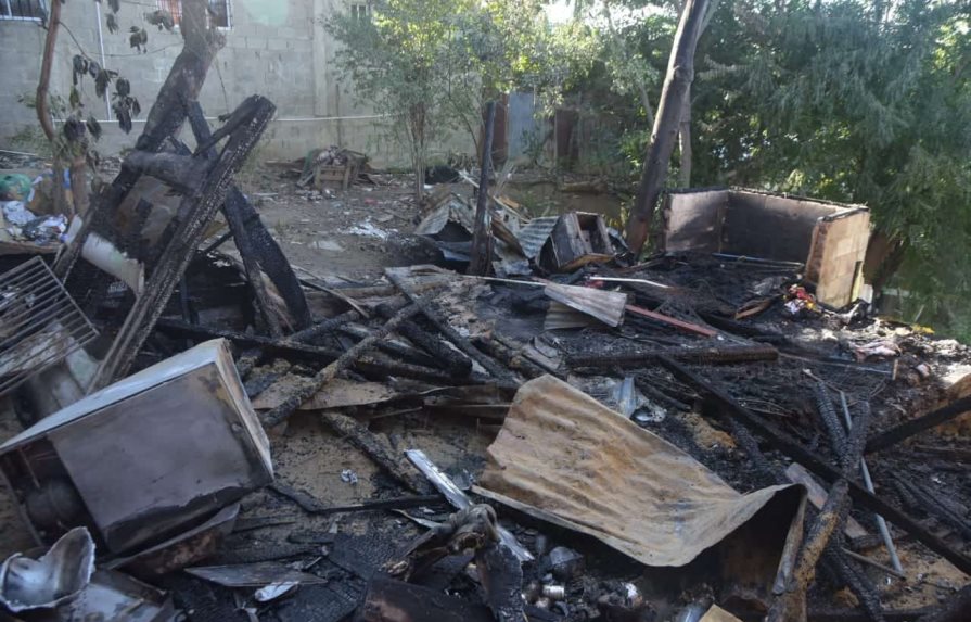 Tres viviendas resultaron destruidas por incendio en La Terracita, Santiago