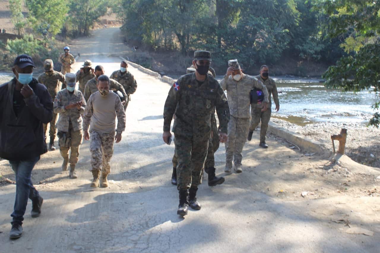 El ministro de Defensa, Carlos Díaz Morfa, durante el recorrido de supervisión 