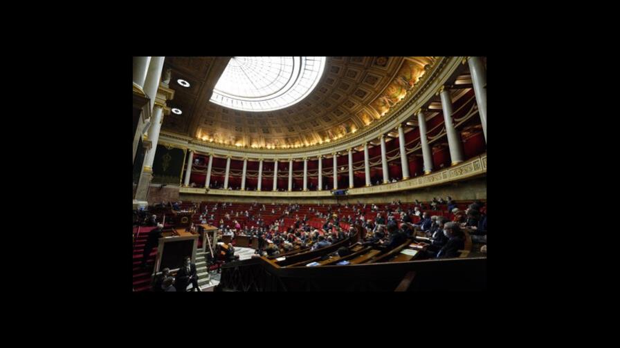 Francia restringirá entrada a teatros y restaurantes