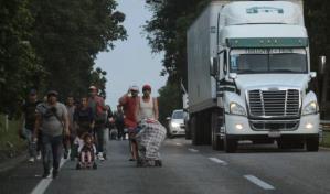 Localizan a 359 migrantes en un camión en México