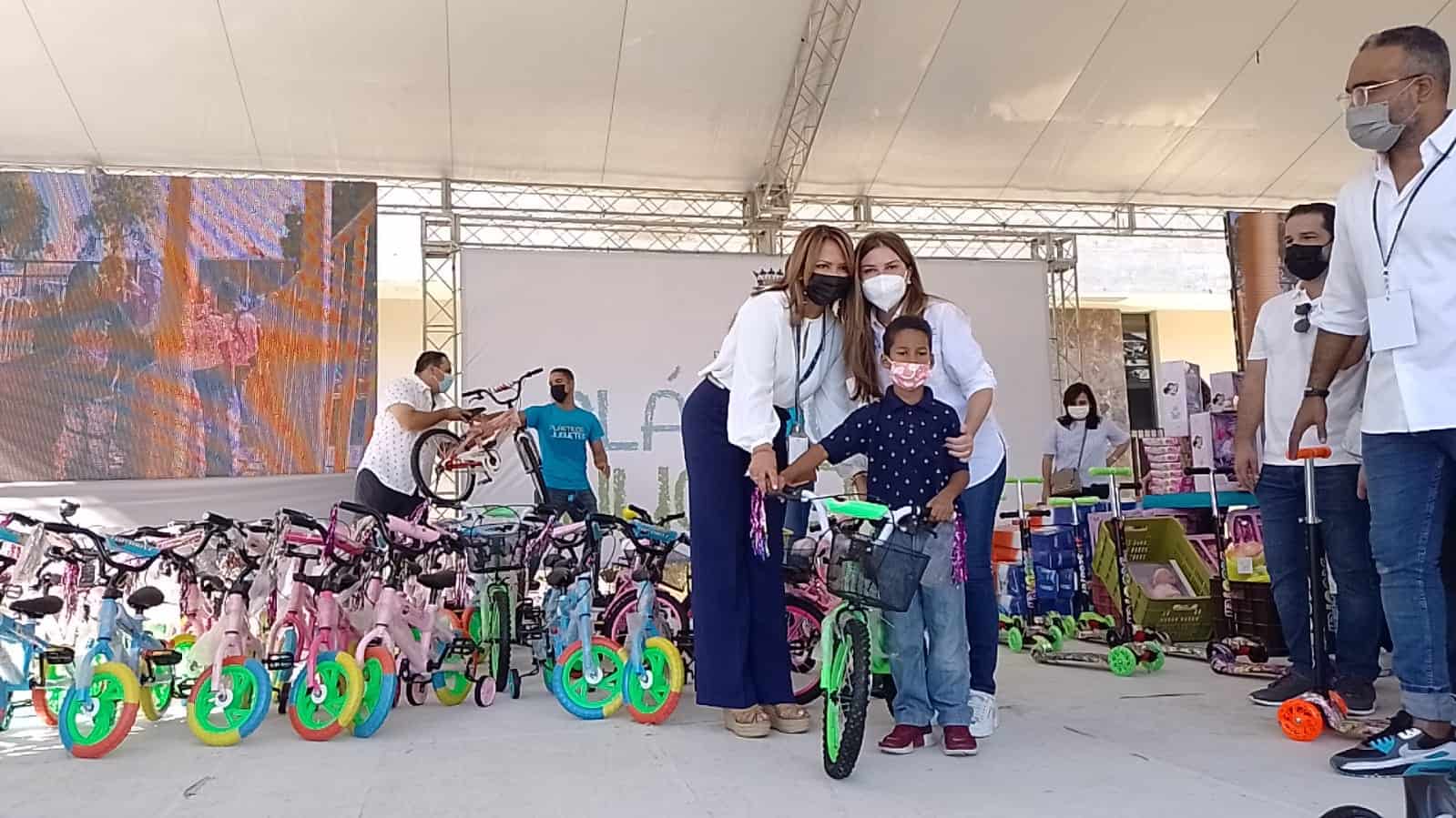 Alcaldesa Carolina Mejía entregando bicicletas 