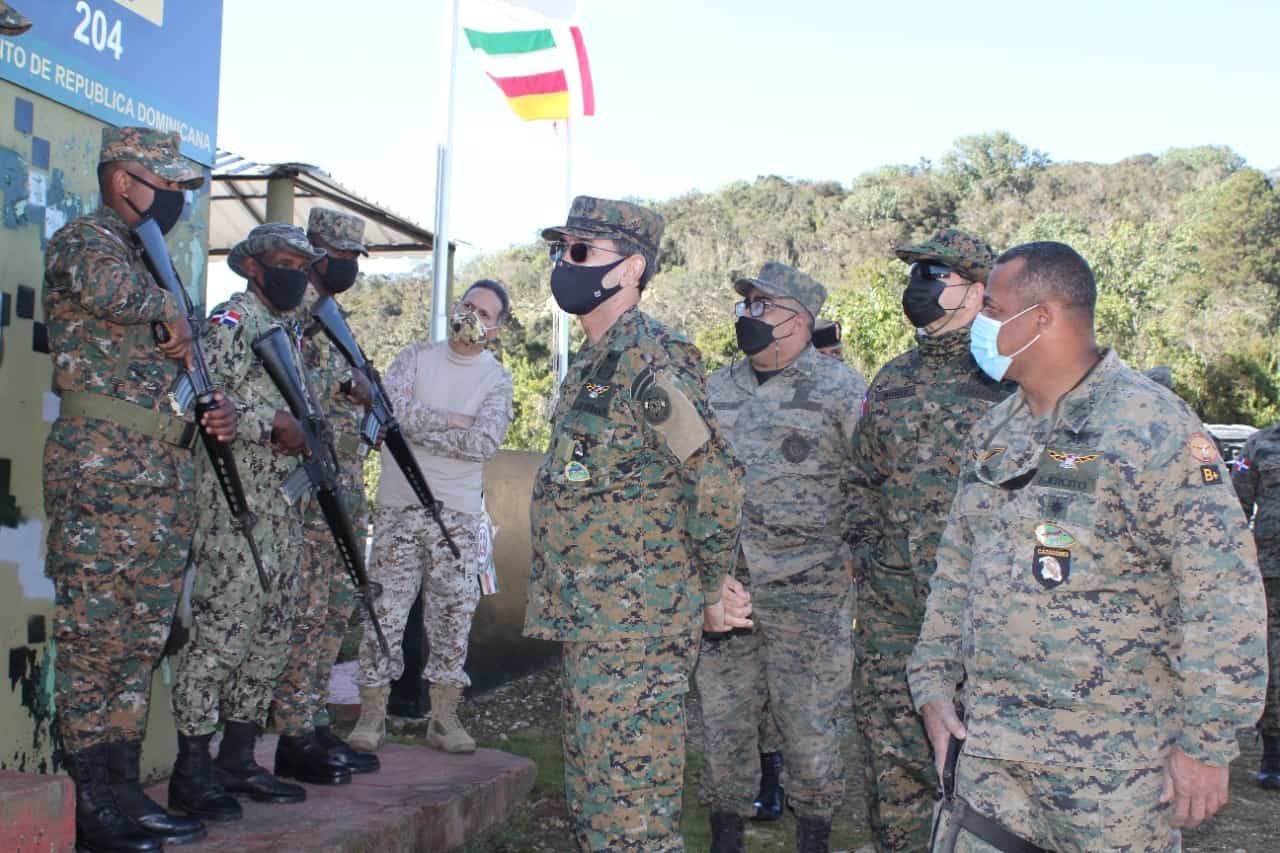 El ministro de Defensa, Carlos Díaz Morfa, durante el recorrido de supervisión 