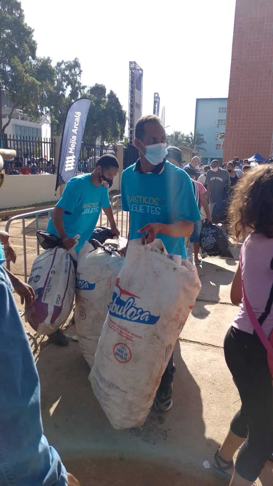 Voluntarios de PlásticosxJuguetes llevando fundas de botellas