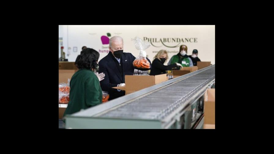 Biden y la primera dama visitan un banco de alimentos