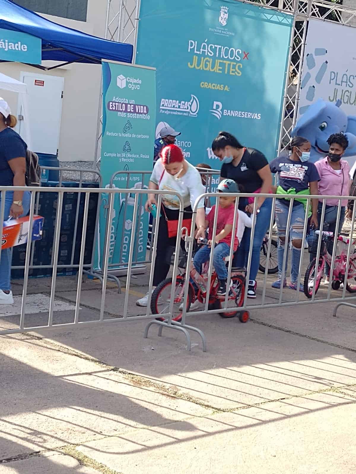 Madre junto a sus hijos después de la entrega de juguetes 