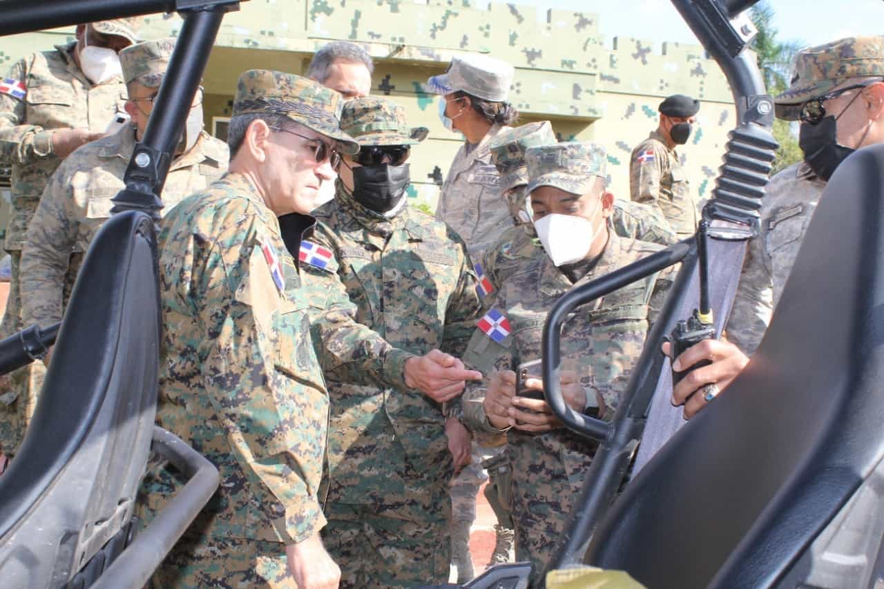El ministro de Defensa, Carlos Díaz Morfa, durante el recorrido de supervisión 