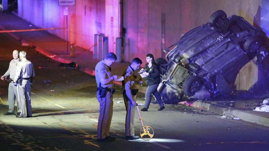 Accidente: carro cae de un elevado en California y mueren sus tres ocupantes Accidente: carro cae de un elevado en California y mueren sus tres ocupantes