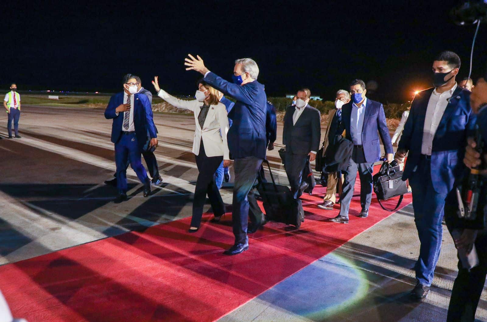 El jefe de Estado abordado el avión 