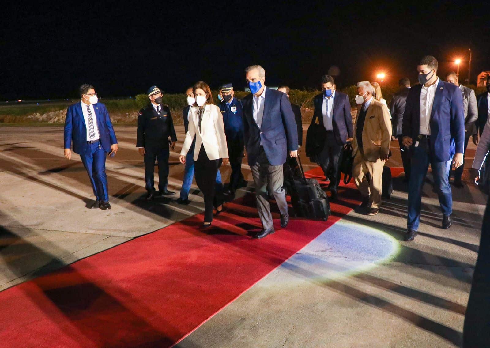 El jefe de Estado abordado el avión 