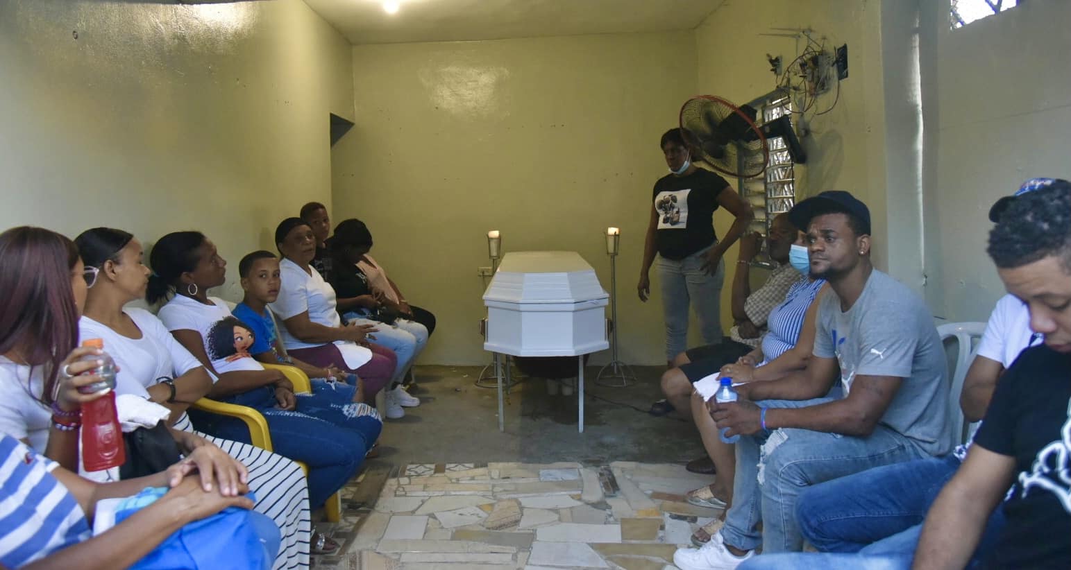 Vecinos y familiares durante el velatorio de Rafael Batista 