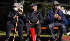Grecia impone multas mensuales a mayores de 60 sin vacunar