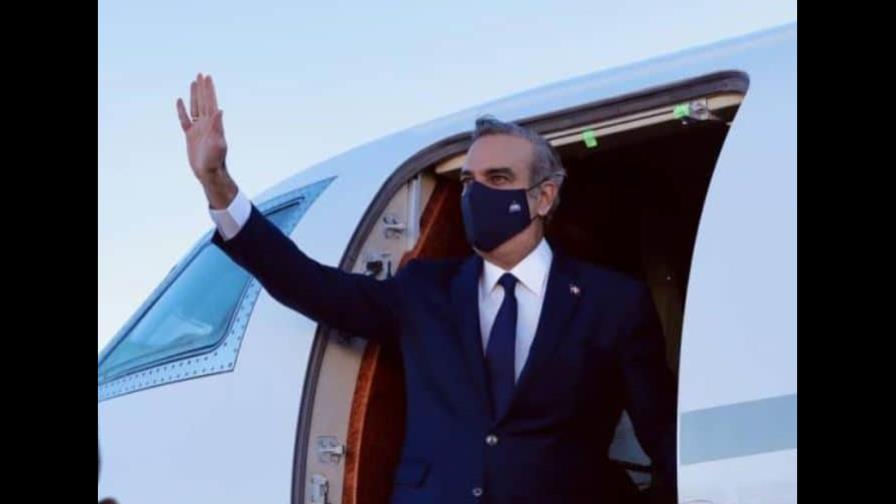 Presidente Abinader pagó con su tarjeta diferencia de viaje a Madrid, España Presidente Abinader pagó con su tarjeta diferencia de viaje a Madrid, España