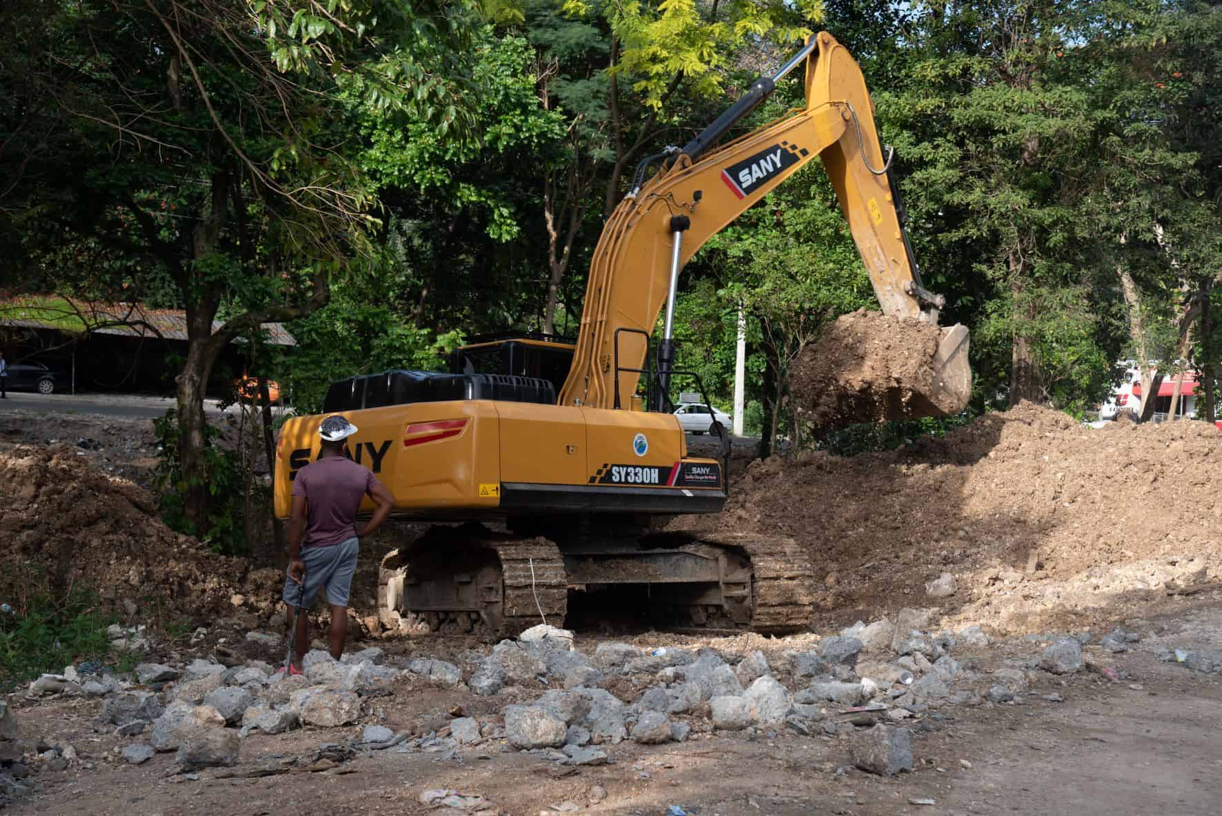 Una retroexcavadora trabaja en la limpieza de la cañada.