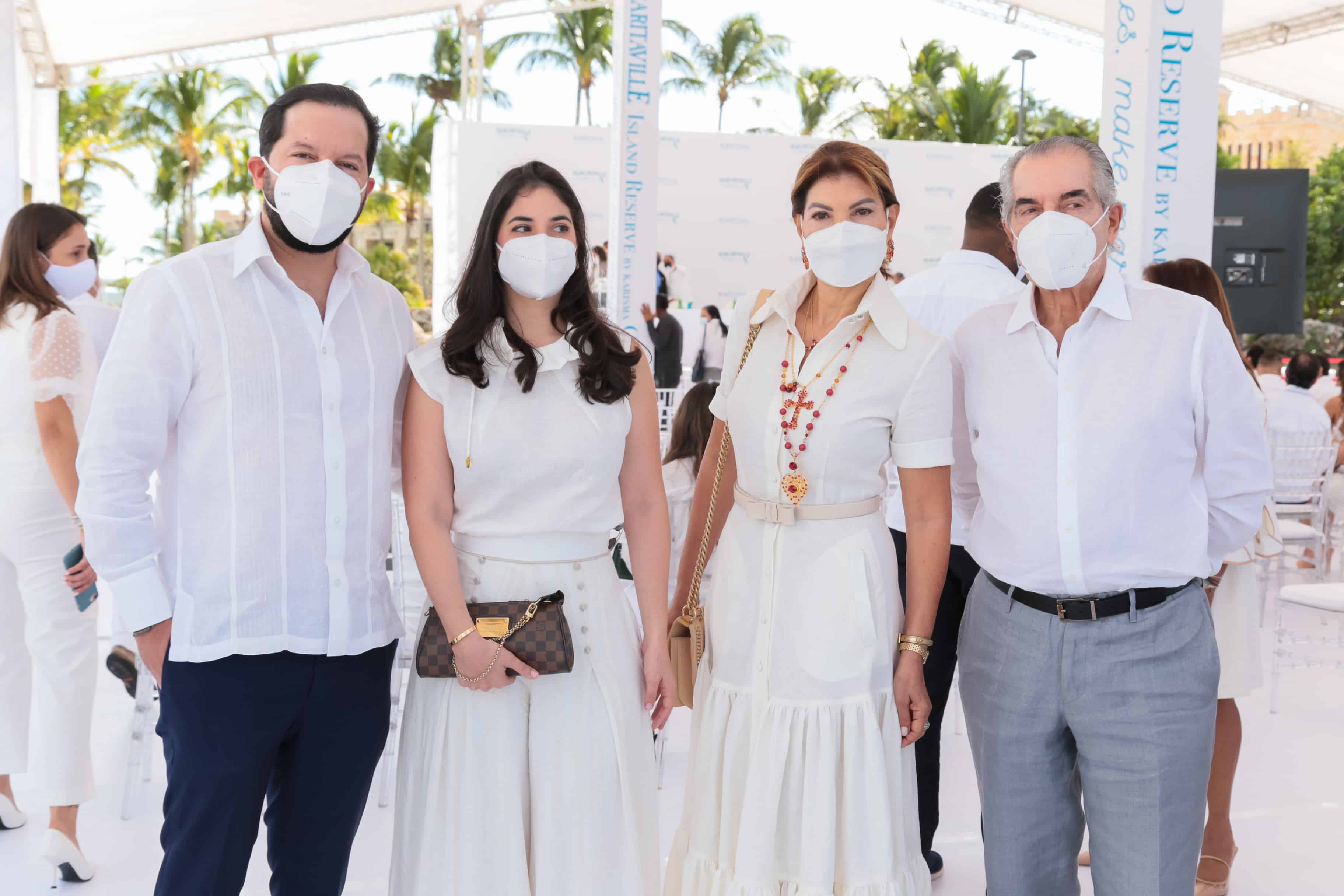 Alejandro Pérez, Pamela Garrido, Leticia de Pérez y Edilbrando Pérez.