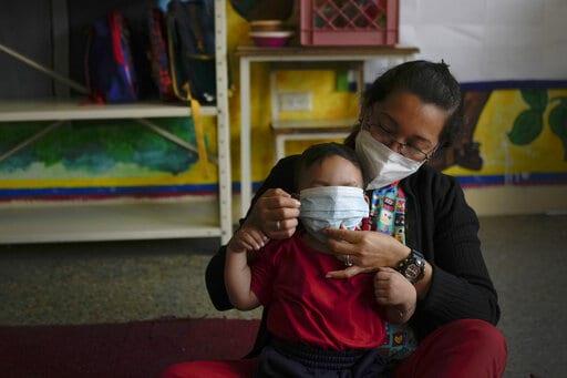 Venezuela vuelve a clases presenciales pese a repunte de COVID-19