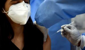 La cuarta dosis de la vacuna es parcialmente efectiva contra ómicron, según estudio