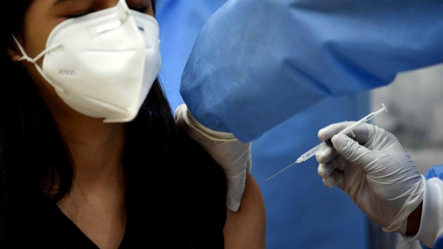 La cuarta dosis de la vacuna es parcialmente efectiva contra ómicron, según estudio