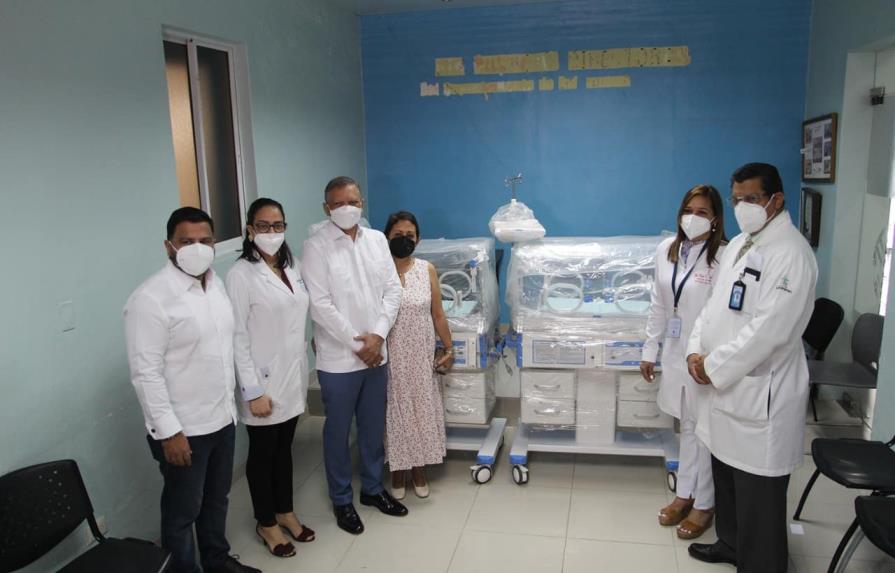 Fundación Refidomsa dona 4 incubadoras al hospital Presidente Estrella Ureña de Santiago