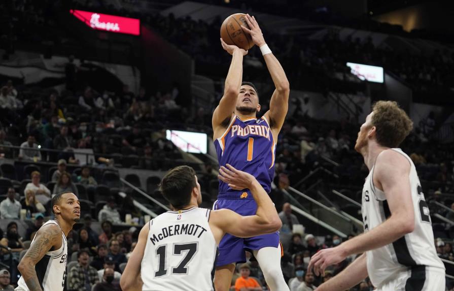 VIDEO | Booker anota 48 puntos y Suns remontan para vencer a Spurs 