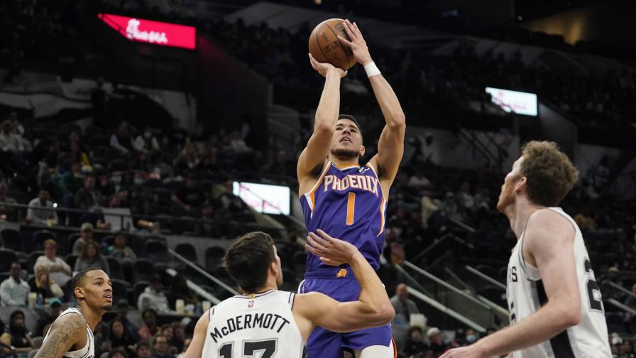 VIDEO | Booker anota 48 puntos y Suns remontan para vencer a Spurs 