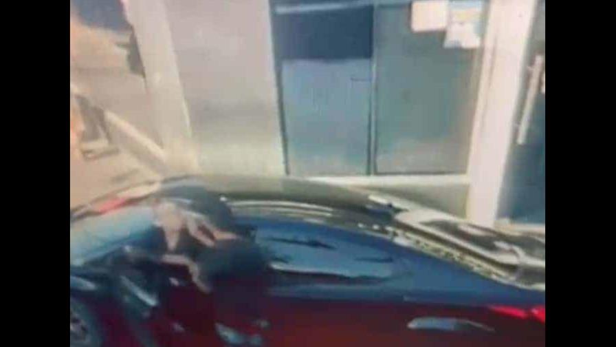 Identifican vehículo en el que circulaba hombre acusado de agredir mujer en Boca Chica