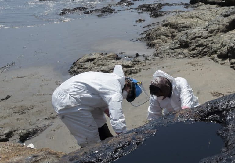 Perú aísla playas tras derrame de petróleo atribuido a erupción en Tonga